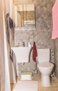 Un baño con lavabo e inodoro en Miramar Balchik Apartment 10, en Balchik