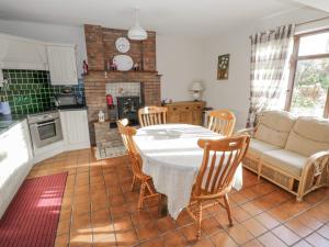 een keuken en eetkamer met een tafel en stoelen bij Tullavilla in Riverstown