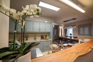 Dapur atau dapur kecil di Daedalus Luxury Home - Seaview & Heated Pool