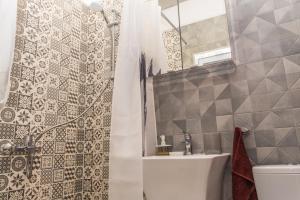 Un baño con ducha, inodoro y lavabo. en Miramar Balchik Apartment 10, en Balchik