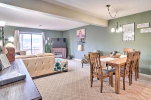 Et tv og/eller underholdning på Resort Condo in Branson with Mountain and Lake Views!