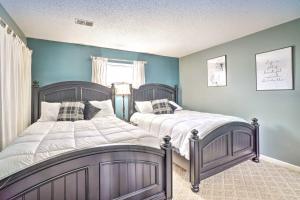 En eller flere senge i et værelse på Resort Condo in Branson with Mountain and Lake Views! + 29 billeder