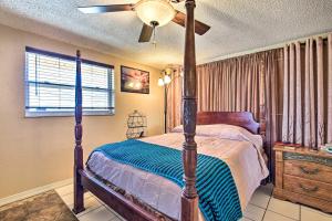 Postel nebo postele na pokoji v ubytování Unique Nokomis Home about 2 Mi to Beach Access! + 20 fotografií