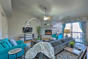 - un salon avec un canapé et une cheminée dans l'établissement Flagstaff Condo Less Than 1 Mi to Golfing and Hiking!, à Flagstaff