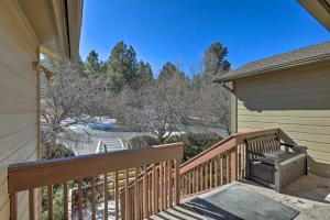 - un balcon d'une maison avec une balustrade en bois dans l'établissement Flagstaff Condo Less Than 1 Mi to Golfing and Hiking!, à Flagstaff