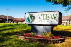 a sign for the view inn and suites at The View Inn & Suites Bethlehem / Allentown / Lehigh Airport in South Bethlehem