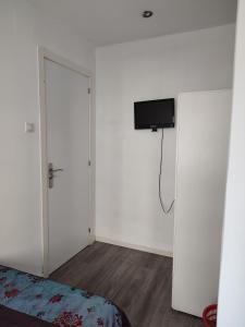 TV a/nebo společenská místnost v ubytování Avenue Rooms