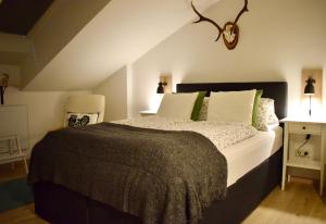 a bedroom with a large bed with green and white pillows at Gosau Apartment 407 in Gosau