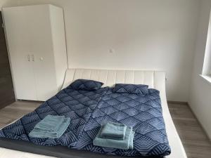 Een bed of bedden in een kamer bij Hiša Laura s prostorom za piknike blizu Ptujskih term