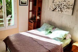Katil atau katil-katil dalam bilik di Maison charmante avec grand jardin à Noyers-sur-Cher, PMR