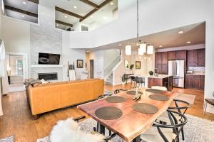 comedor y sala de estar con mesa y sofá en Hike and Ski Stunning Home with Hot Tub in Granby!, en Granby