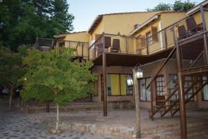 un edificio con escaleras y balcones. en Complejo Los Molles en Potrero de los Funes