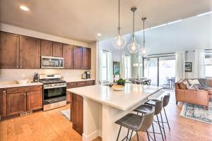 Una cocina con una gran isla con taburetes de bar. en Hike and Ski Stunning Home with Hot Tub in Granby!, en Granby