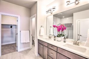 Un baño con dos lavabos y un espejo grande. en Hike and Ski Stunning Home with Hot Tub in Granby!, en Granby 26 fotos más