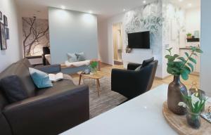 sala de estar con sofá, sillas y TV en Baumkrone, en Altenau