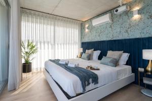 Ένα ή περισσότερα κρεβάτια σε δωμάτιο στο Host Wise - Luxurious Impressive Apartment - Balcony and Pool +68 φωτογραφίες
