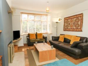 sala de estar con sofá y mesa de centro en Sandsfoot Rest en Weymouth