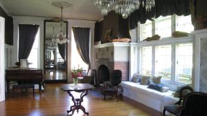 sala de estar con sofá blanco y chimenea en Allegheny Street Bed & Breakfast, en Hollidaysburg