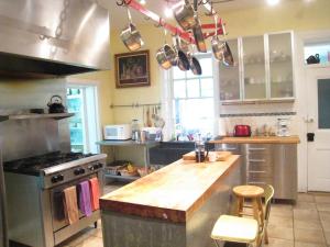 uma cozinha com uma bancada de madeira numa cozinha em Allegheny Street Bed & Breakfast em Hollidaysburg