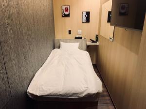 Habitación hospitalaria con cama con sábanas blancas en Takahashi Building 3rd and 4th floors - Vacation STAY 24477v en Musashino