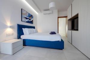 Deluxe Apartment with Valletta and Harbour Views tesisinde bir odada yatak veya yataklar