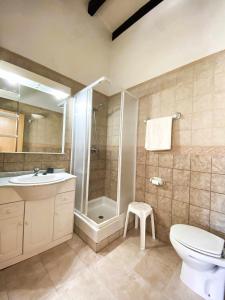 y baño con aseo, lavabo y ducha. en Chalet Villafranca Menorca con piscina privada, en Cala'n Bosch