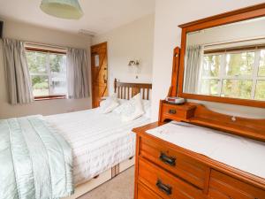 Un pat sau paturi într-o cameră la Holly Farm Cottage