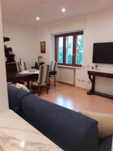 ein Wohnzimmer mit einem blauen Sofa und einem Klavier in der Unterkunft Il Sogno in Sorrent