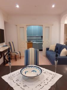 ein Wohnzimmer mit einem Tisch und einem blauen Sofa in der Unterkunft Il Sogno in Sorrent