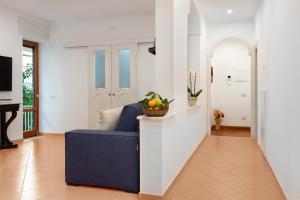 ein Wohnzimmer mit einem blauen Sofa und einem Tisch in der Unterkunft Il Sogno in Sorrent