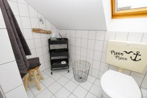 ビューズムにあるkutterbude Büsum - bude Iの白いタイルフロアのバスルーム(トイレ付) +42枚の写真