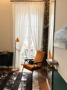 Accademia 39 في سورينتو: غرفة معيشة مع كرسي ونافذة