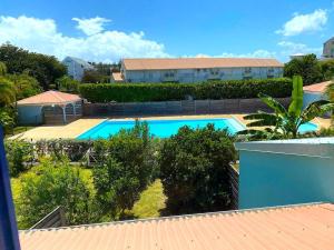 une vue aérienne d'une piscine dans une maison dans l'établissement PALM SPRING, au Gosier