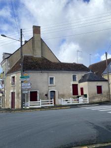 a building on the corner of a street at Maison de 2 chambres a Clion in Clion