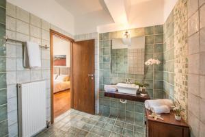 Koupelna v ubytování Villa Kalithea - Elegant Secluded Villa