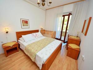Säng eller sängar i ett rum på Holiday Apartement Marija Supetar with private pool
