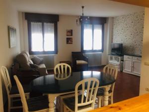 cocina y sala de estar con mesa y sillas en Casa Vacacional Torredano II en Nalda