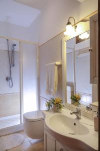 A bathroom at Casa Antico Borgo Cuseni
