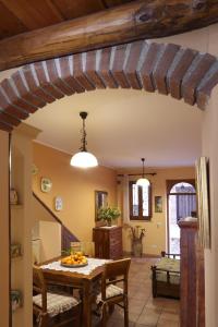 Casa Antico Borgo Cuseni في تاورمينا: مطبخ وغرفة طعام مع طاولة وكراسي