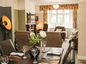 Un comedor con mesa y sillas y una sala de estar. en Sunningdale, en Ludlow