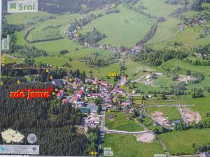 una vista aérea de un pequeño pueblo en una montaña en Apartmán v Srní, en Srní