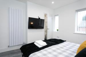Llit o llits en una habitació de Nottingham Top Serviced Home - Chayil Experts
