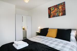 Un dormitorio con una cama y un cuadro en la pared. en Nottingham Top Serviced Home - Chayil Experts, en Nottingham