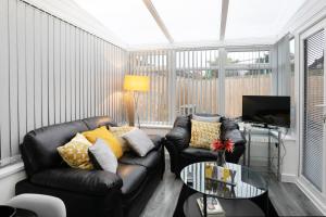 Zona d'estar a Nottingham Top Serviced Home - Chayil Experts