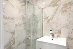 Un baño blanco con ducha y lavabo. en Nottingham Top Serviced Home - Chayil Experts, en Nottingham 66 fotos más