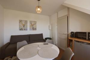 a living room with a table and a couch at La Belle Tourangelle#Rabelaisien Free parking in Tours