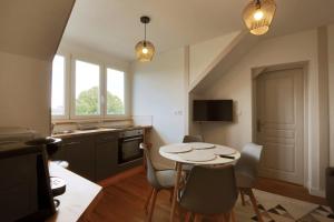 a kitchen with a table and chairs in a room at La Belle Tourangelle#Rabelaisien Free parking in Tours