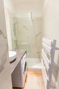a bathroom with a shower and a washing machine at Bel appartement Type T3 climatisé in Marseille