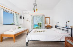 um quarto com 2 camas e uma janela em Tassos & Marios Apartments II em Alikanás