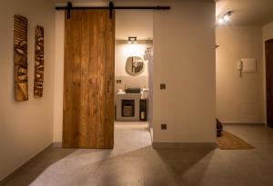 Un pasillo con una puerta de madera en una habitación. en New Port Jávea, en Jávea 19 fotos más